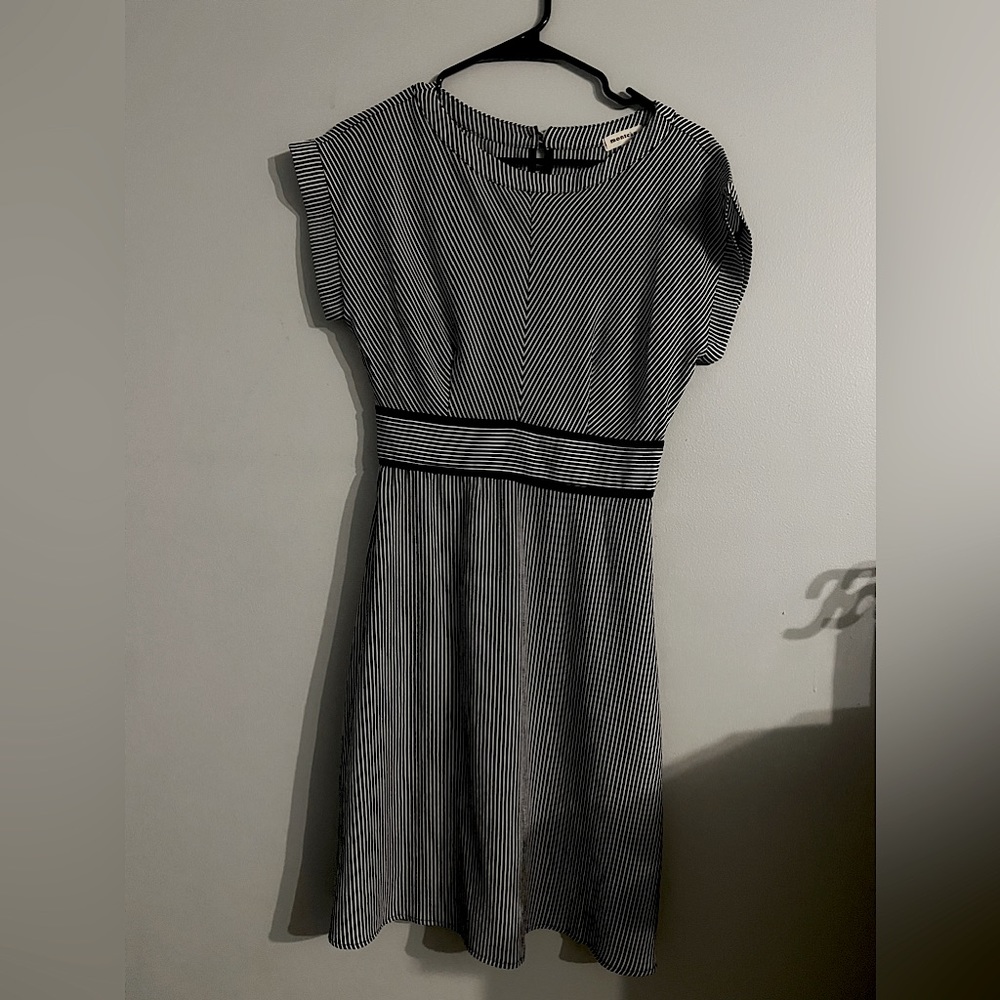 NWOT very flattering women’s dress size medium
